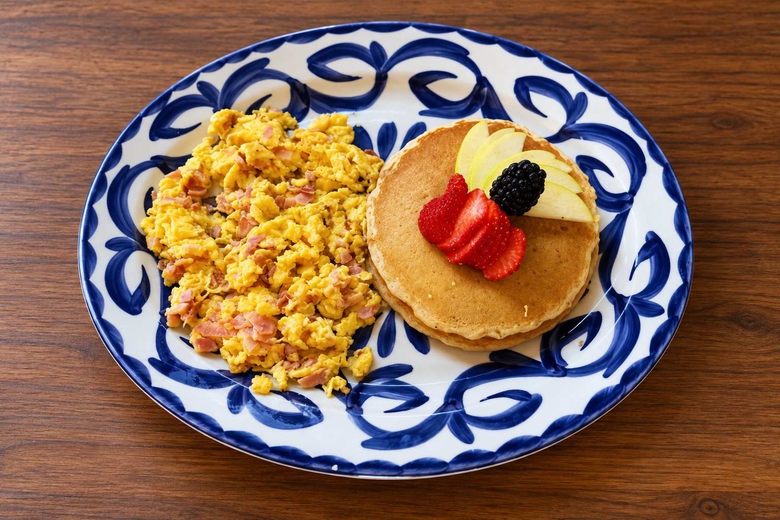 Hotcakes con fruta y huevo